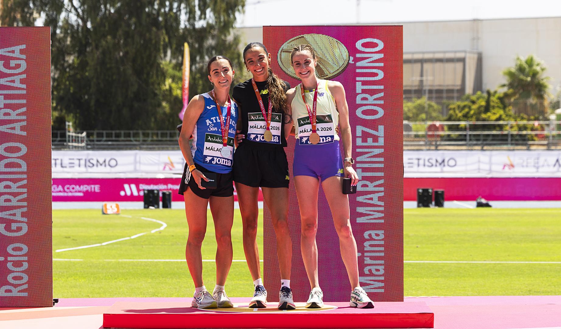 Podio de los 1.500 metros femenino con las atletas Rocio Garrido (izda.), Marina Maritnez (centro) y Lorena Martín (dcha.).