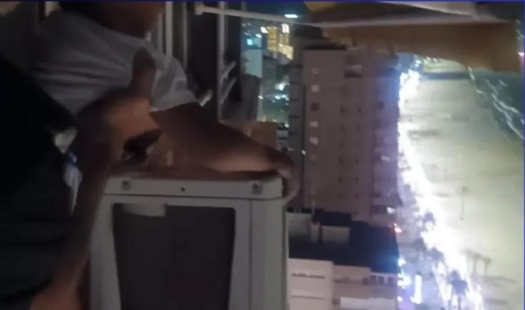 Un agente de Policía Local de Benidorm, junto al niño
