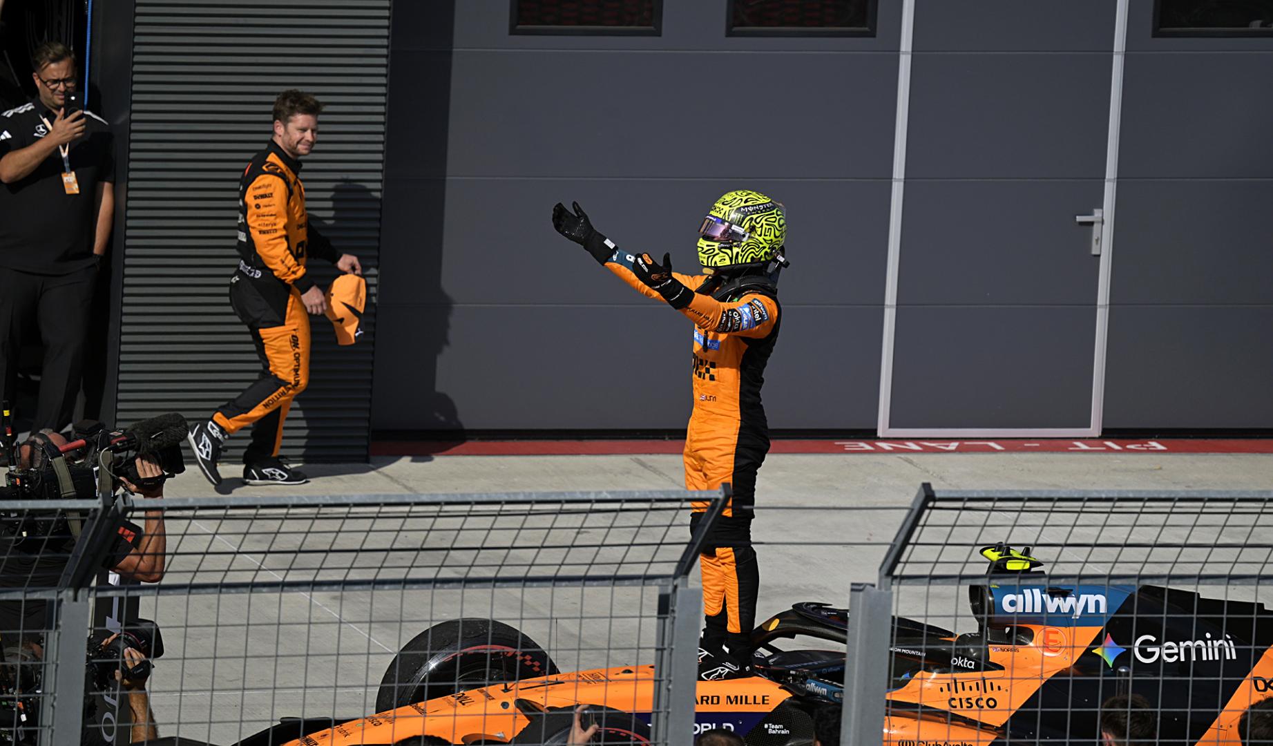El inglés Lando Norris celebra la victoria en el Gran Premio de Hungría subido a su monoplaza