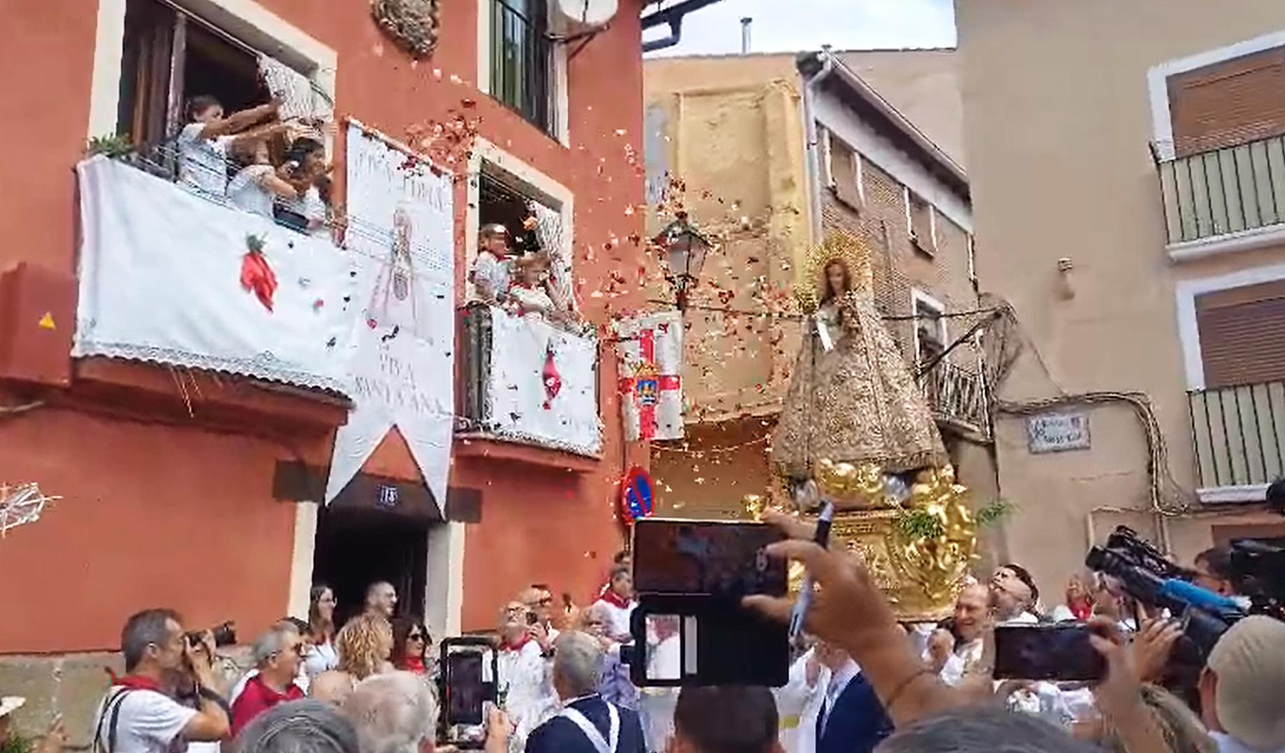 La imagen recibió las flores en el tramo de San Salvador.