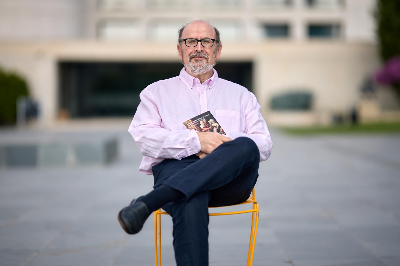 A: J.P. Urdíroz F: 25-07-2026 P: L: Pamplona. Campus de la UNAV. Facultad de Comunicación. T: Entrevista a Jesús María Usunáriz sobre su libro "Parir en la España del Siglo de Oro".