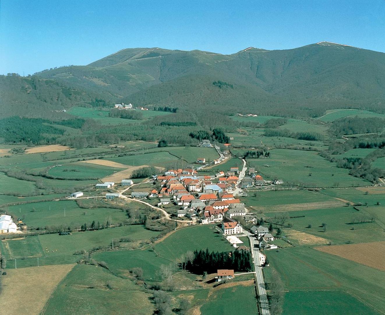 Vista aérea de Burguete con Roncesvalles al fondo