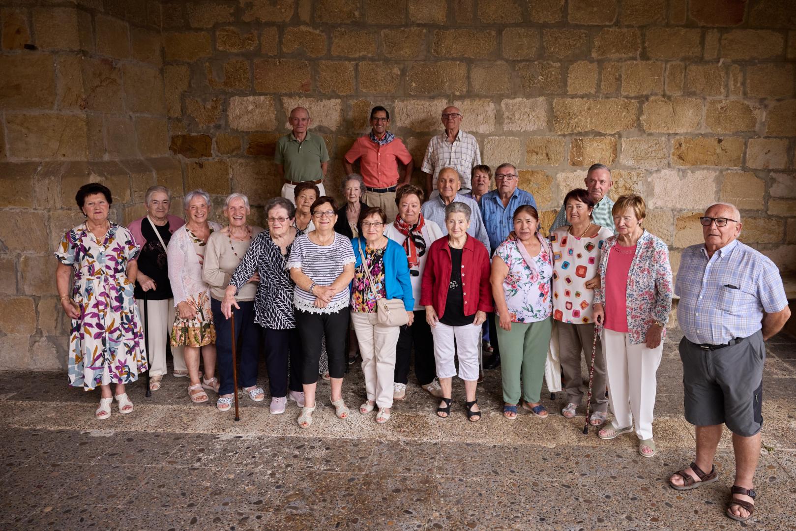 Los mayores homenajeados a la salida de la eucaristía en la iglesia de San Juan Bautista.