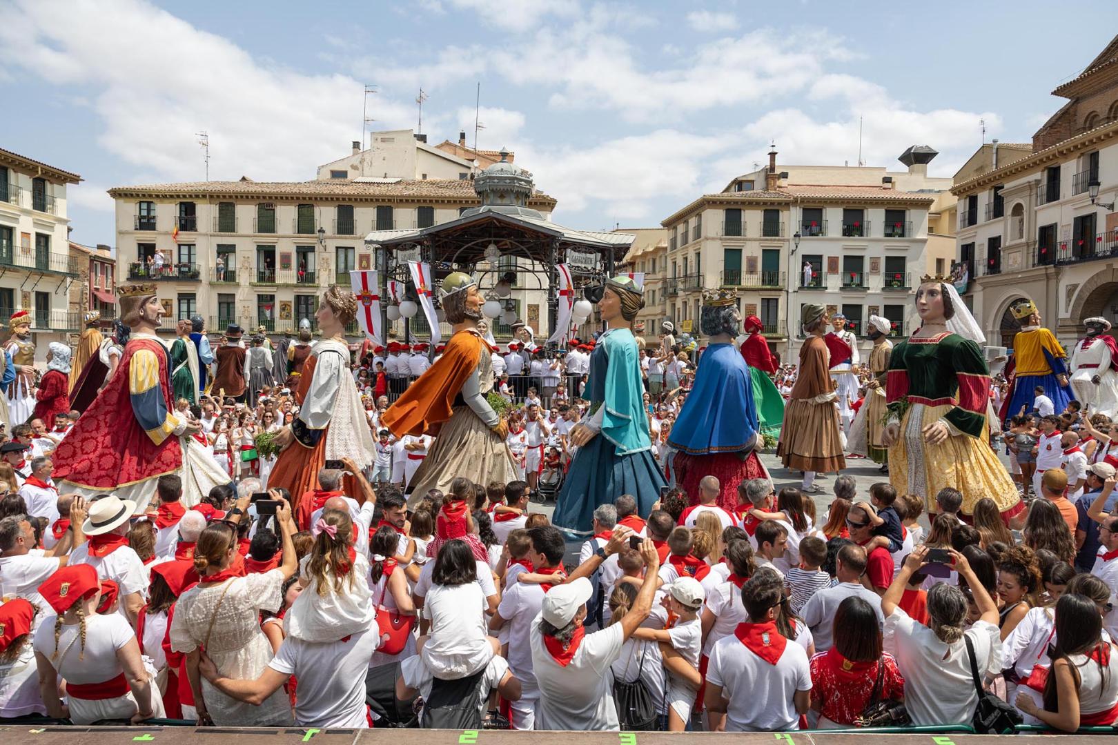 Concentración de gigantes en las fiestas de Tudela