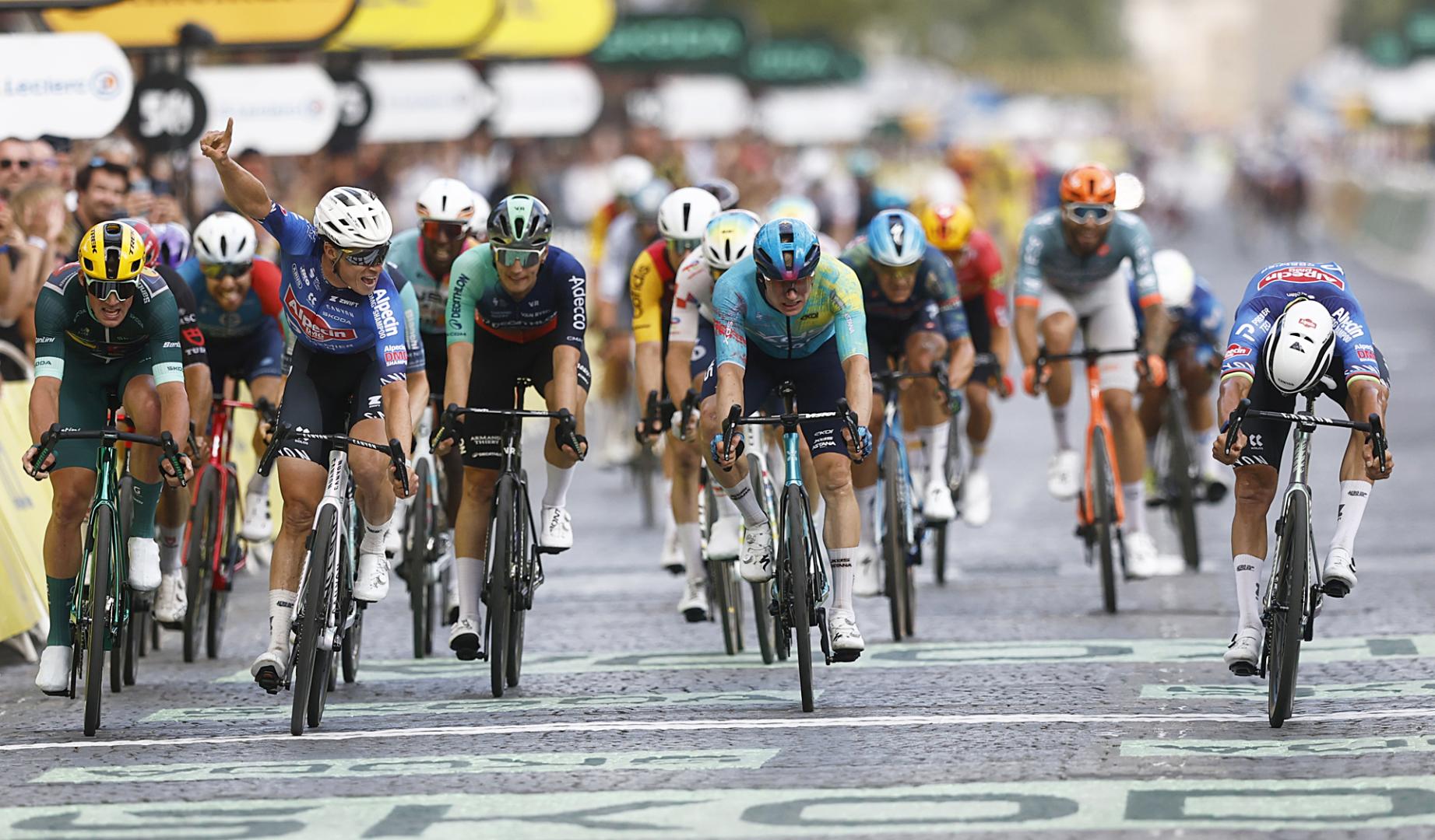 Mathieu van der Poel (dcha.)se impone en la línea de meta de los Campos Elíseos en la última etapa del Tour de Francia 2026