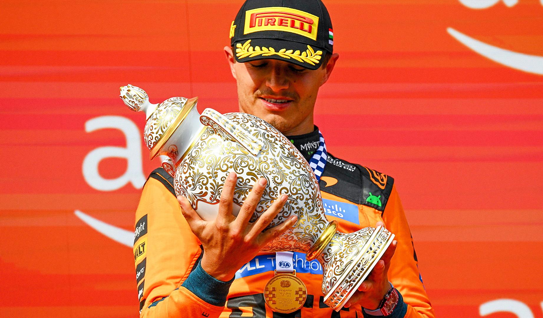El piloto de McLaren, Lando Norrisobserva el trofeo tras imponerse en el Gran Premio de Hungría