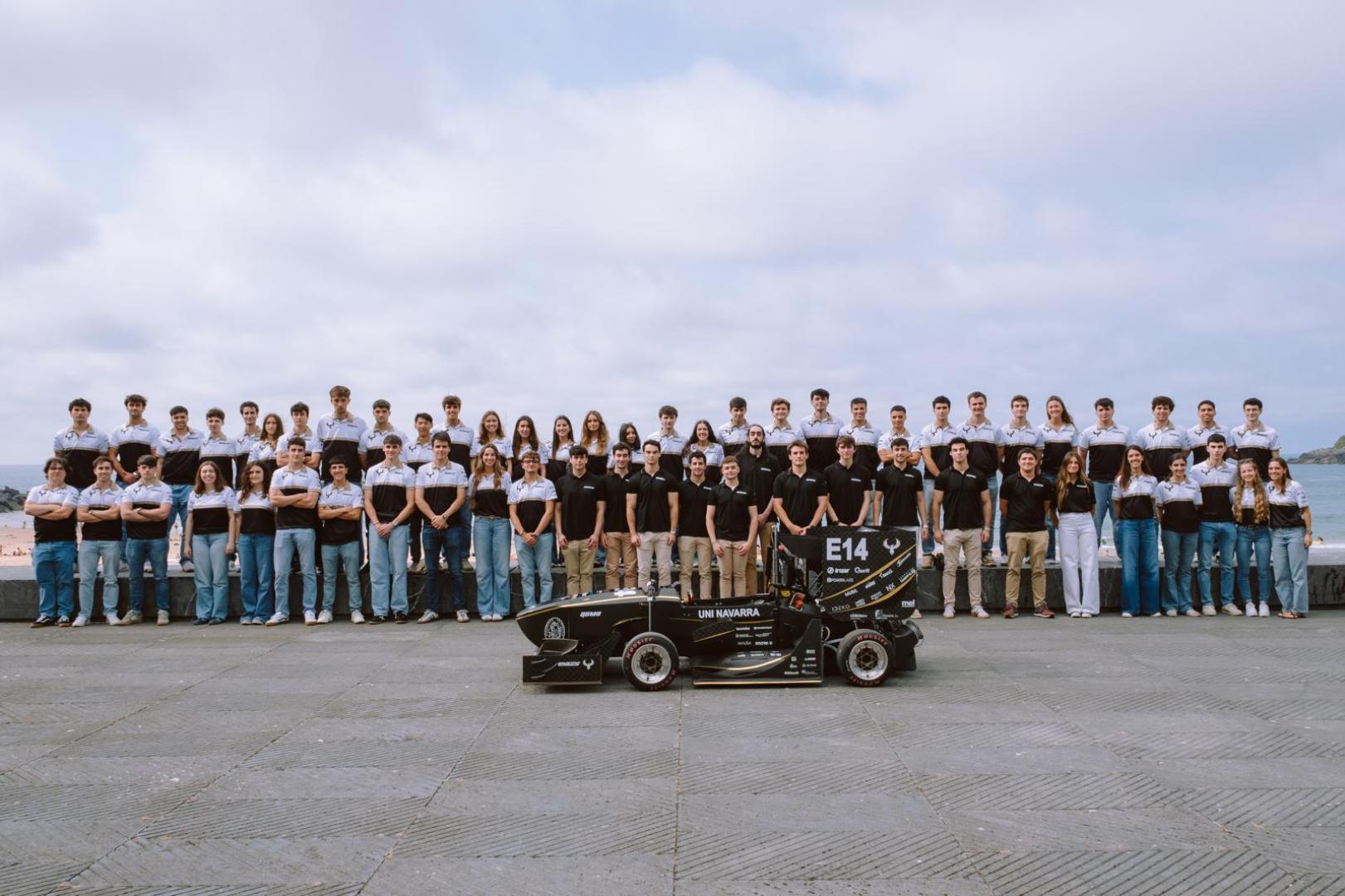 Algunos estudiantes de Ingeniería de la Universidad de Navarra, junto con el coche, en el Kursaal de San Sebastián.