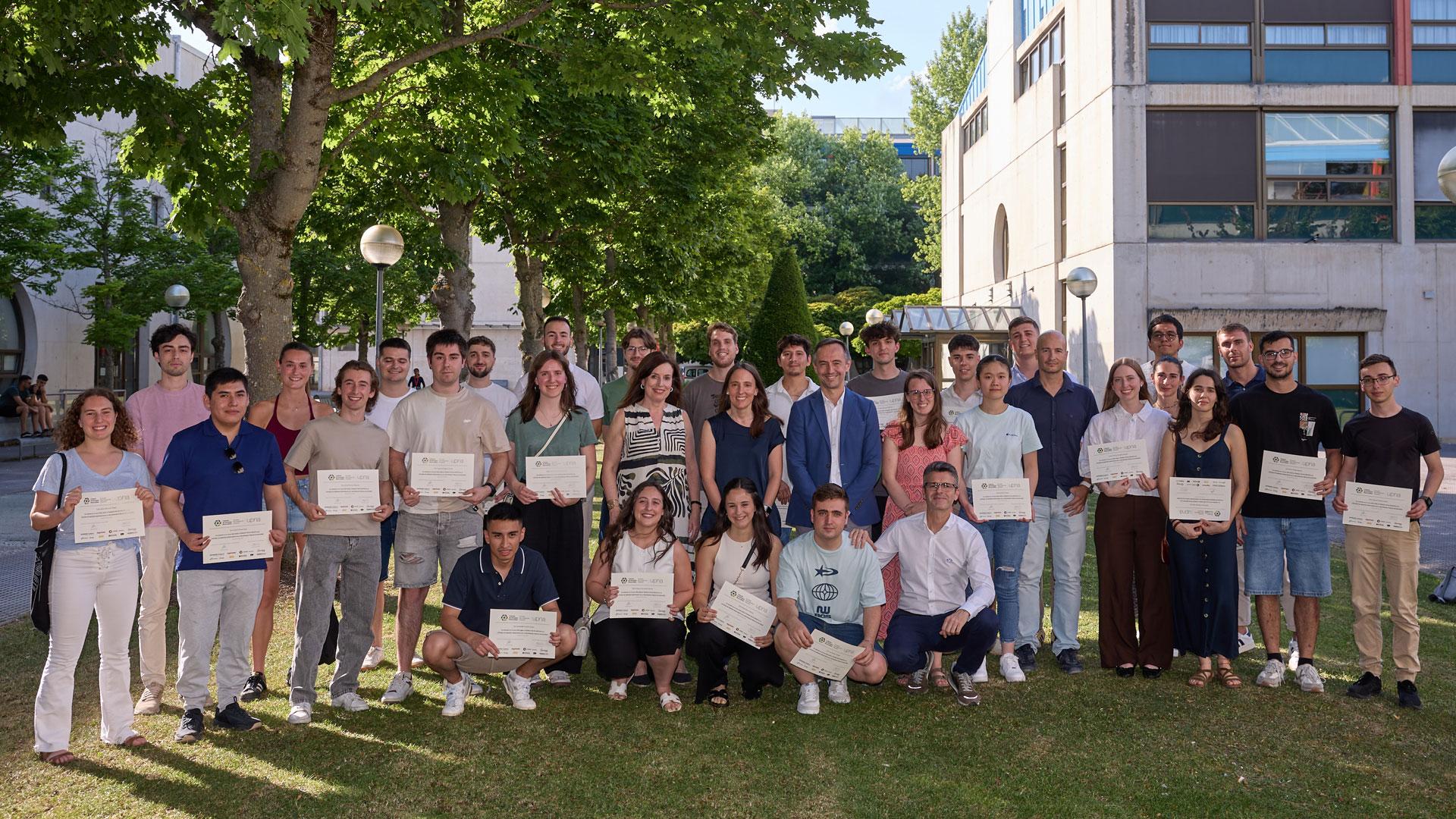 Estudiantes, responsables de la Cátedra y de la Escuela Técnica Superior de Ingeniería Industrial, Informática y de Telecomunicación (ETSIIIT) y representantes de las empresas posan tras la entrega de diplomas