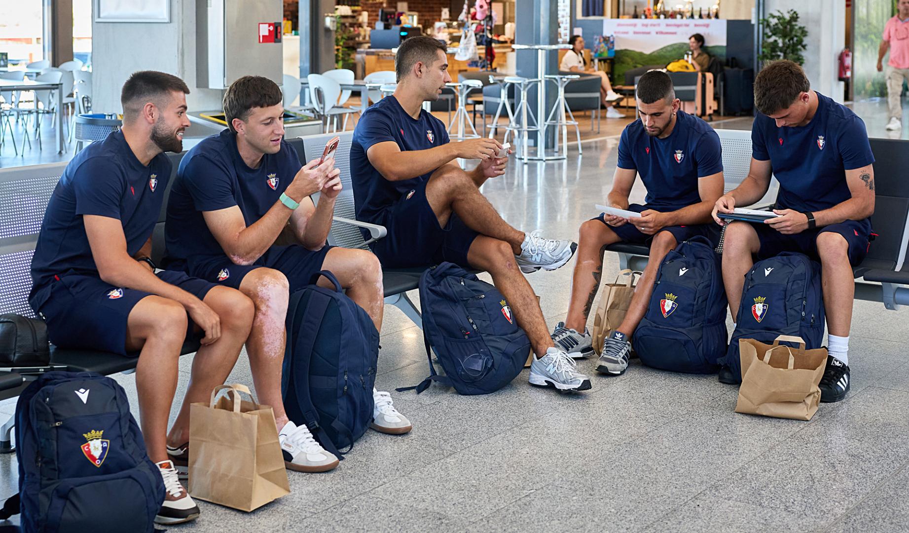 De izda. a dcha., Arguibide, Bretones, Osambela, Unai Santos y Rafa Martínez en el aeropuerto de Noáin antes de la salida del vuelo