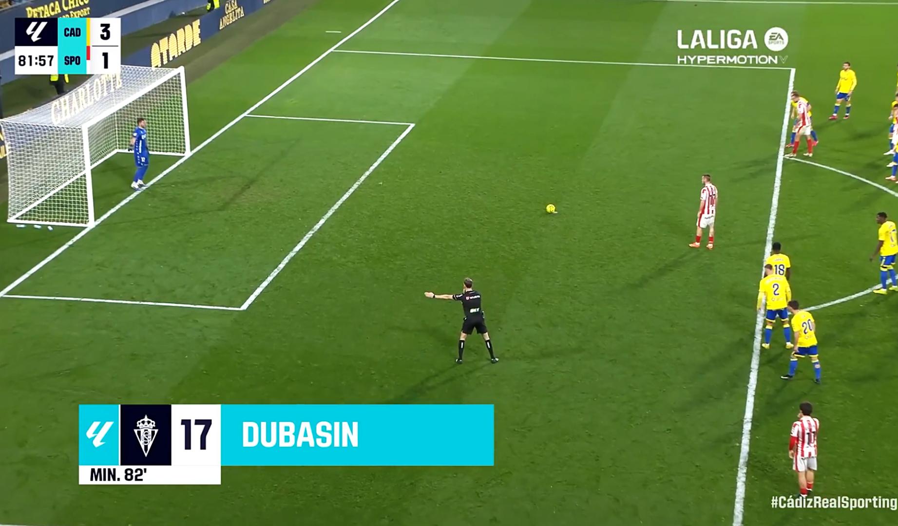 Jonathan Dubasin se dispone a lanzar un penalti contra el Cádiz en el Nuevo Mirandilla