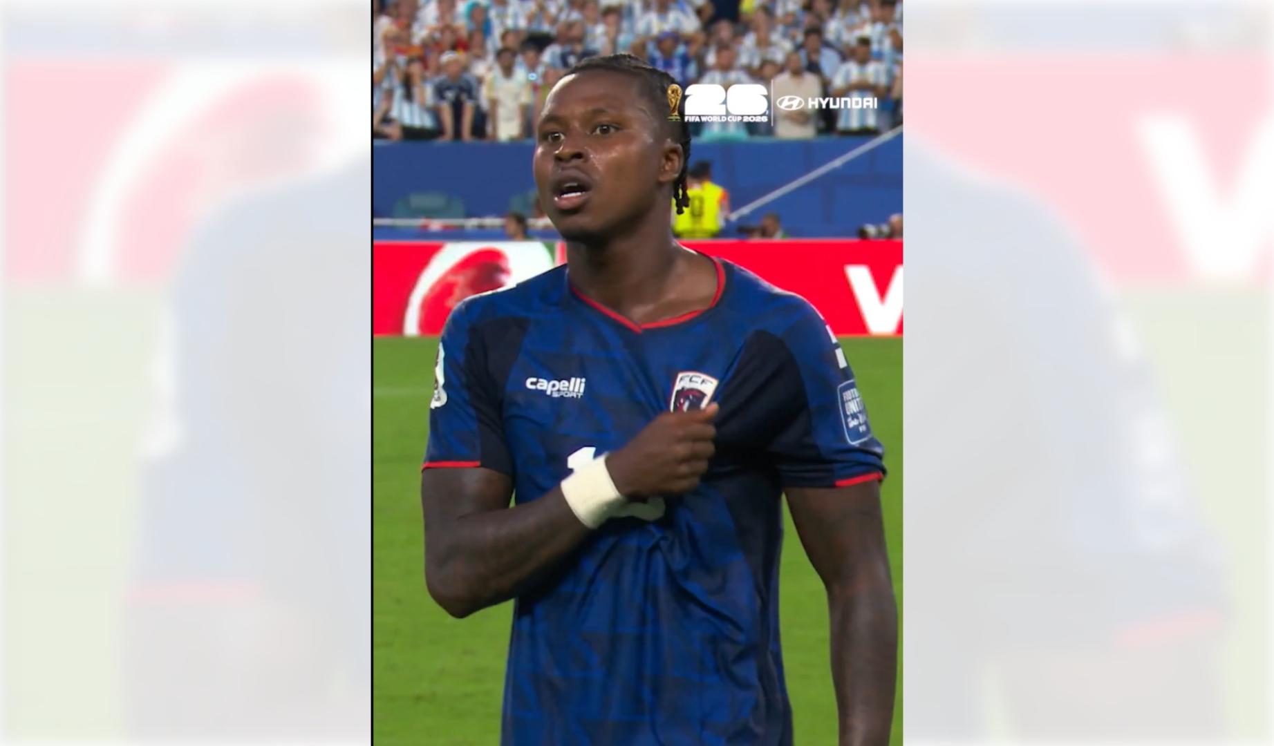 Sindy Lopes Cabral se toca el escudo de Cabo Verde tras anotar el tanto contra Argentinas