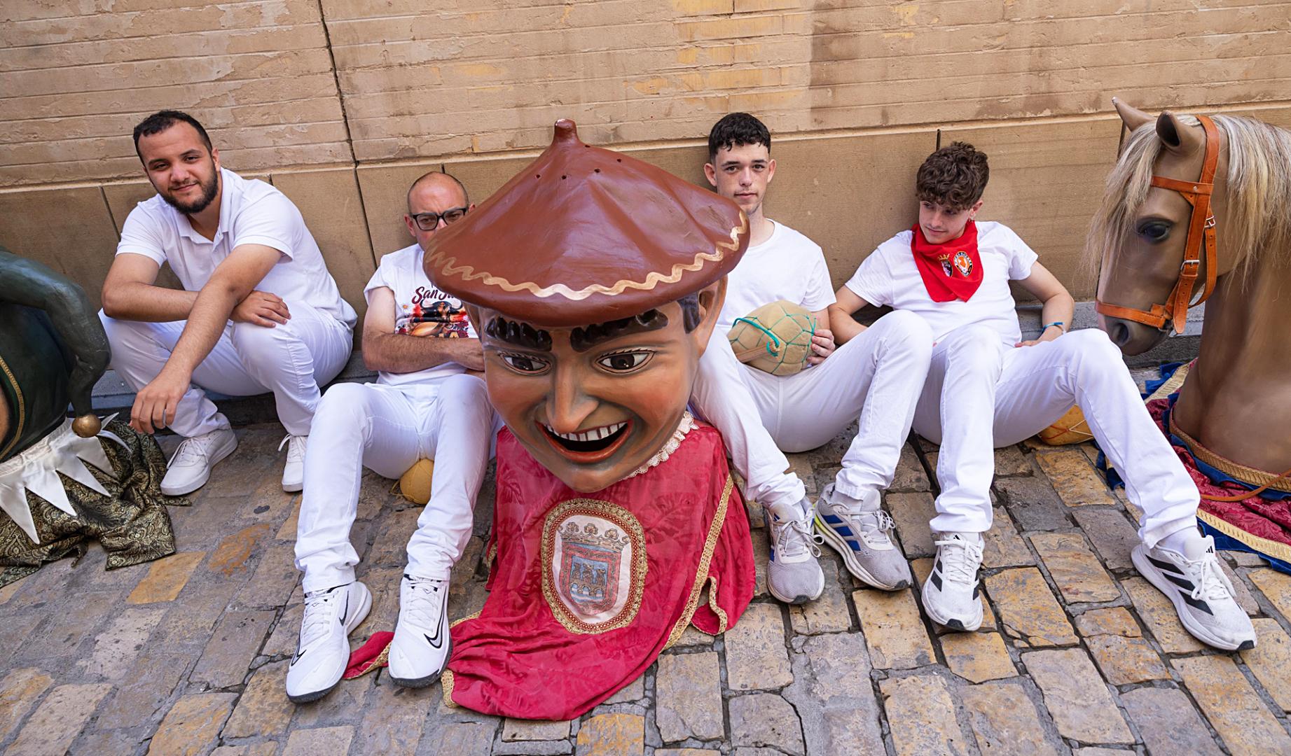 Los miembros de la comparsa se toman un descanso durante las fiestas de Santa Ana 2027, en Tudela