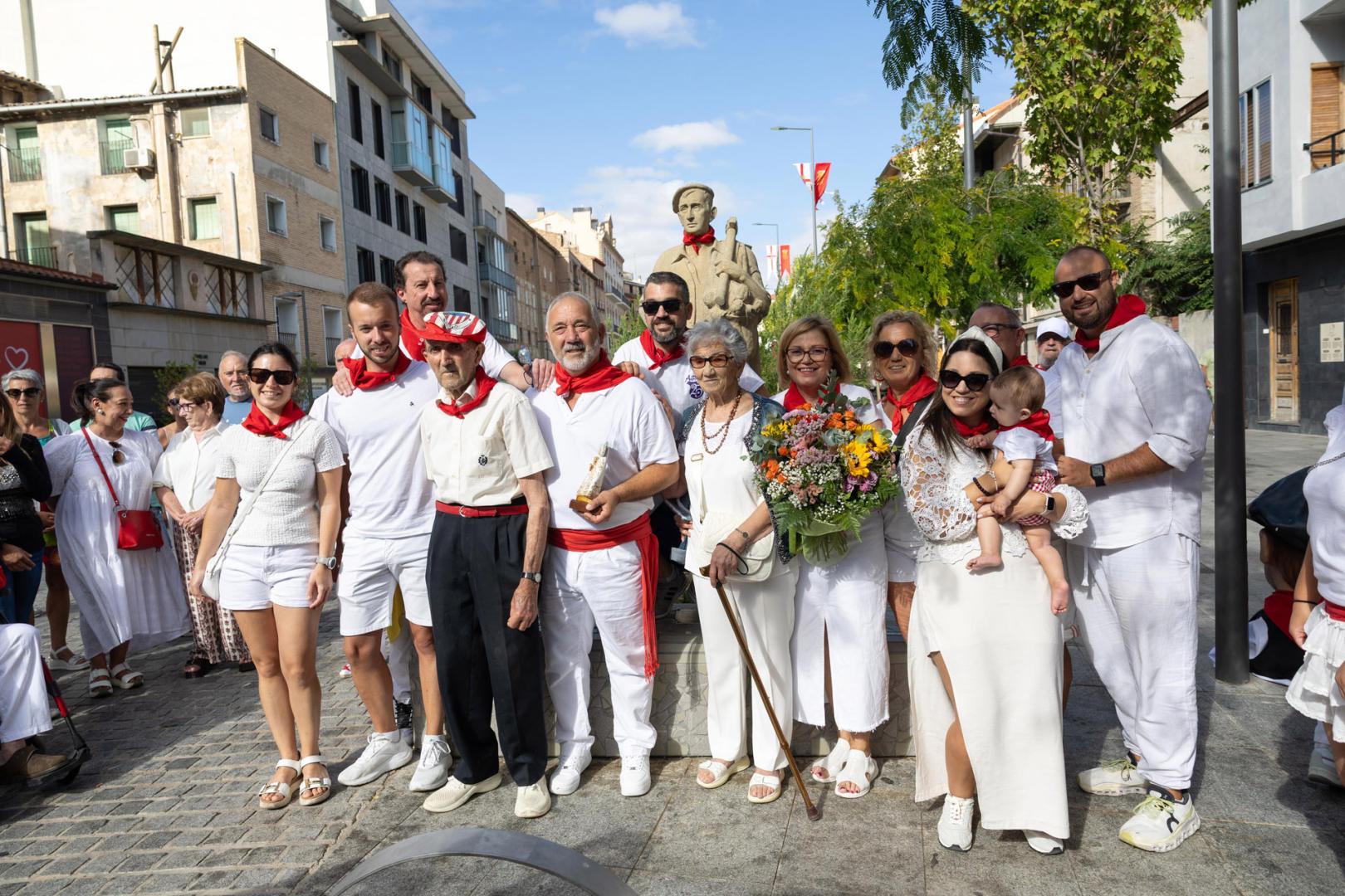 Jesús Álava Sesma, en el centro con la figura de Santa Ana que recibió por parte del Frontón