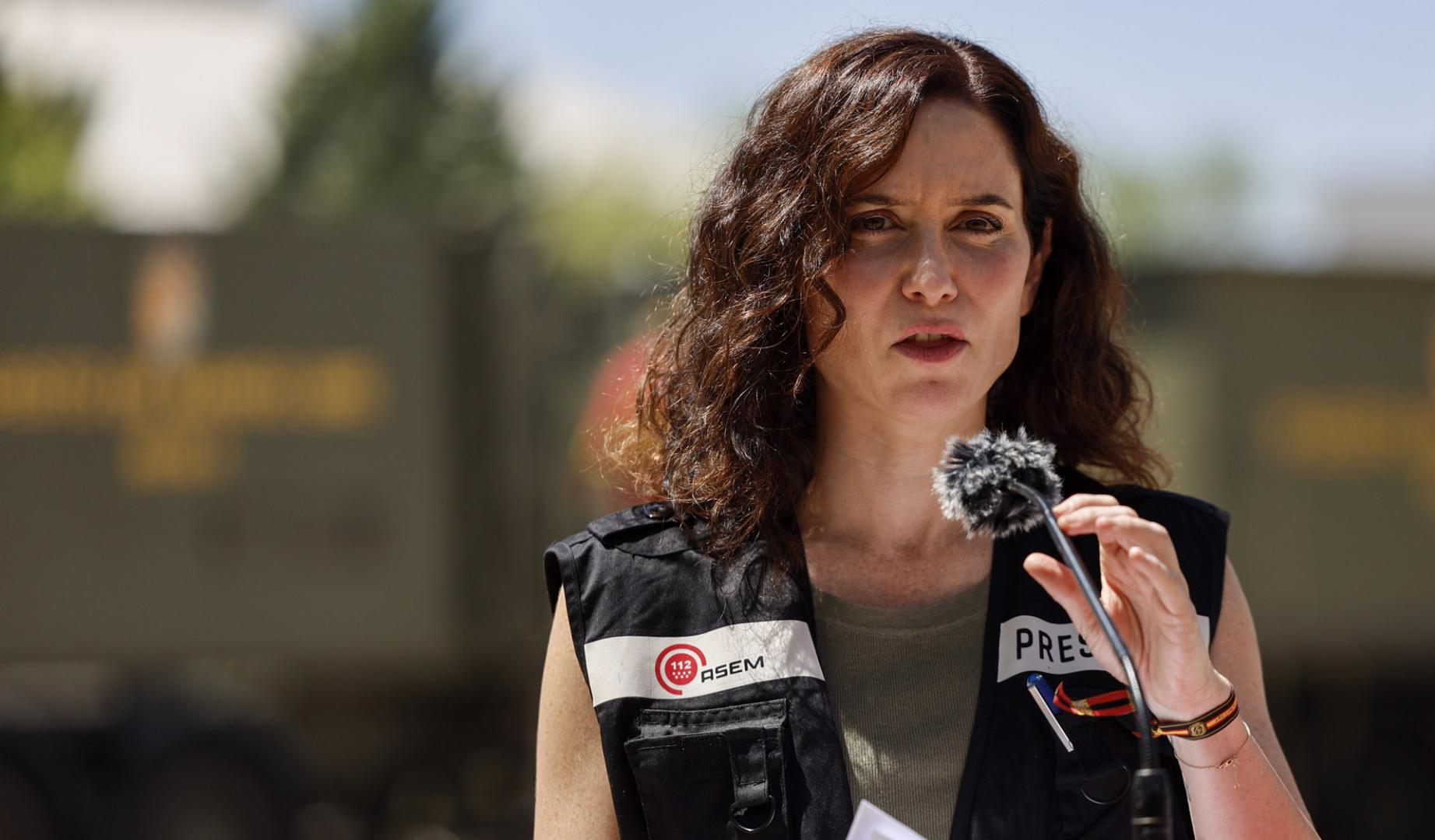 La presidenta de la Comunidad de Madrid, Isabel Díaz Ayuso, se dirige a los medios en el Puesto de Mando Avanzado (PMA) de Navalcarnero (Madrid) este lunes
