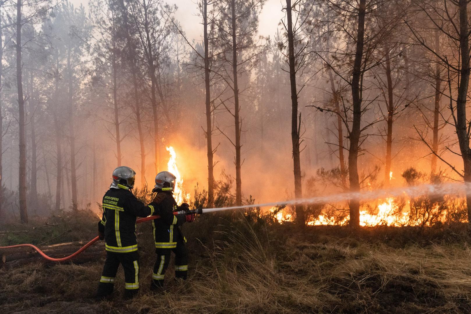 Bomberos combaten el fuego en Marcheprime, en el suroeste de Francia
