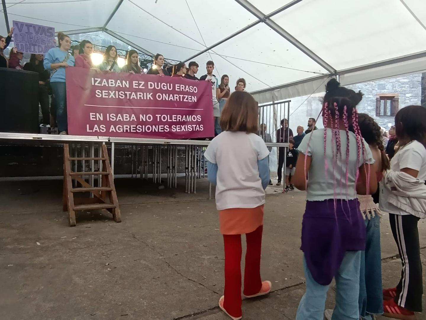 Concentración en Isaba ante una agresión sexista en las fiestas