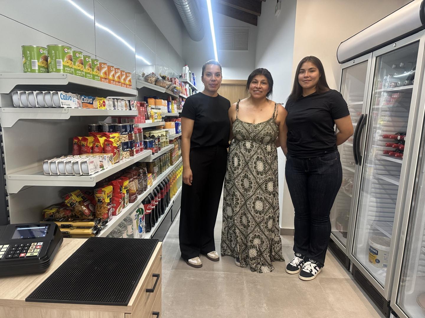 Katira Cortés, entre sus hijas Ana Paula y Sofía Paz Cortés, en la tienda del  proyecto de Bargota.