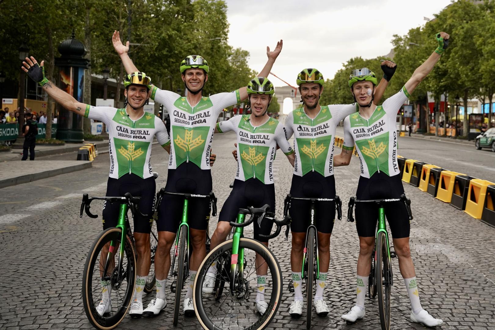 Los corredores del Caja Rural-RGA en los Campos Elíseos.