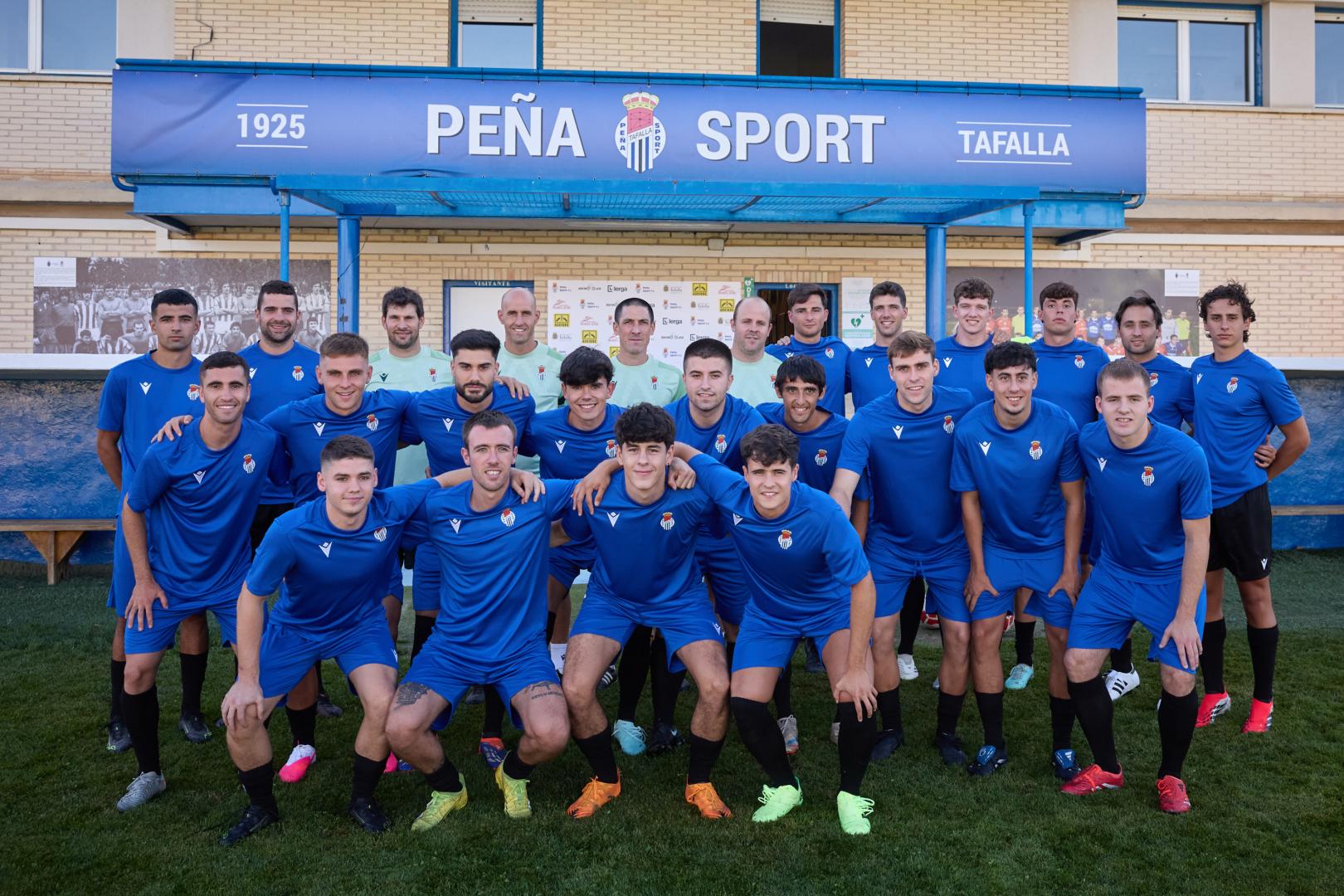Los 21 jugadores de la Peña Sport, junto al cuerpo técnico, antes de empezar el primer entrenamiento de esta pretemporada