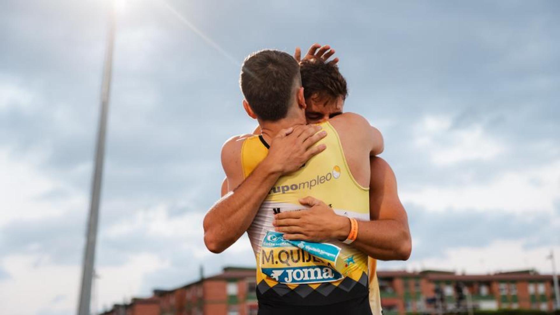 Los hermanos Quijera se abrazan tras conseguir el oro y la plata en el Campeonato de España Absoluto de 2025.