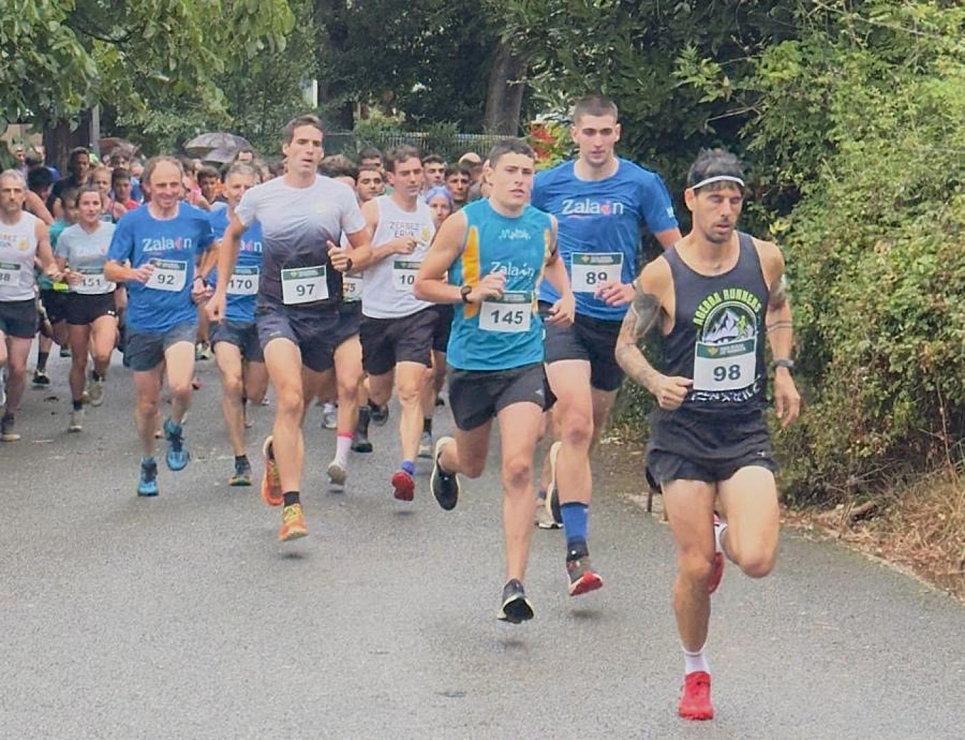 La cabeza de carrera, durante los primeros metros de la XV Alkaiaga Trail