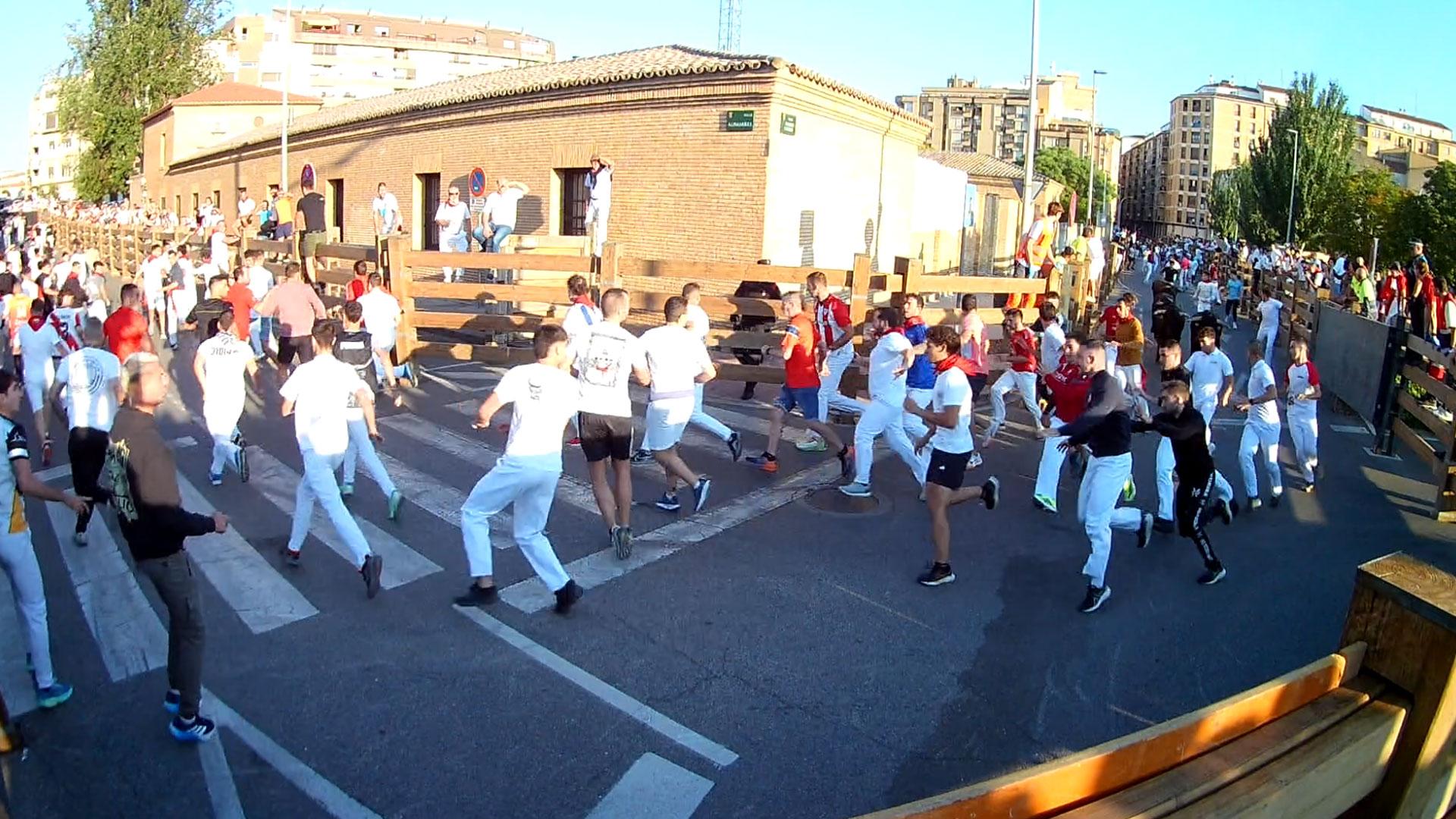 Vídeo de la manada dividida en dos partes a su paso por la curva entre Camino Caritat y Almajares en el cuarto encierro de Tudela
