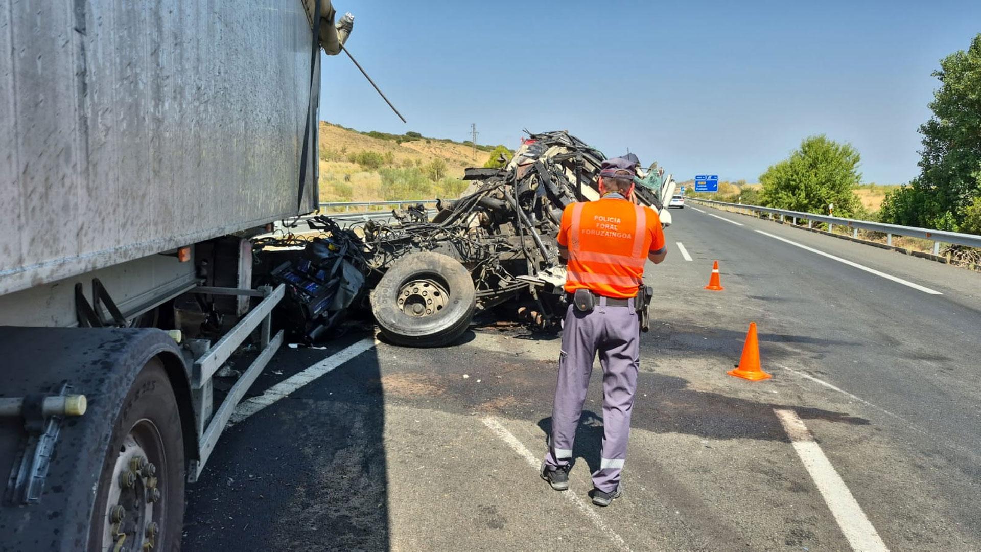 Vídeo en el que un camión ha chocado contra otro que estaba averiado en el arcén en Lodosa