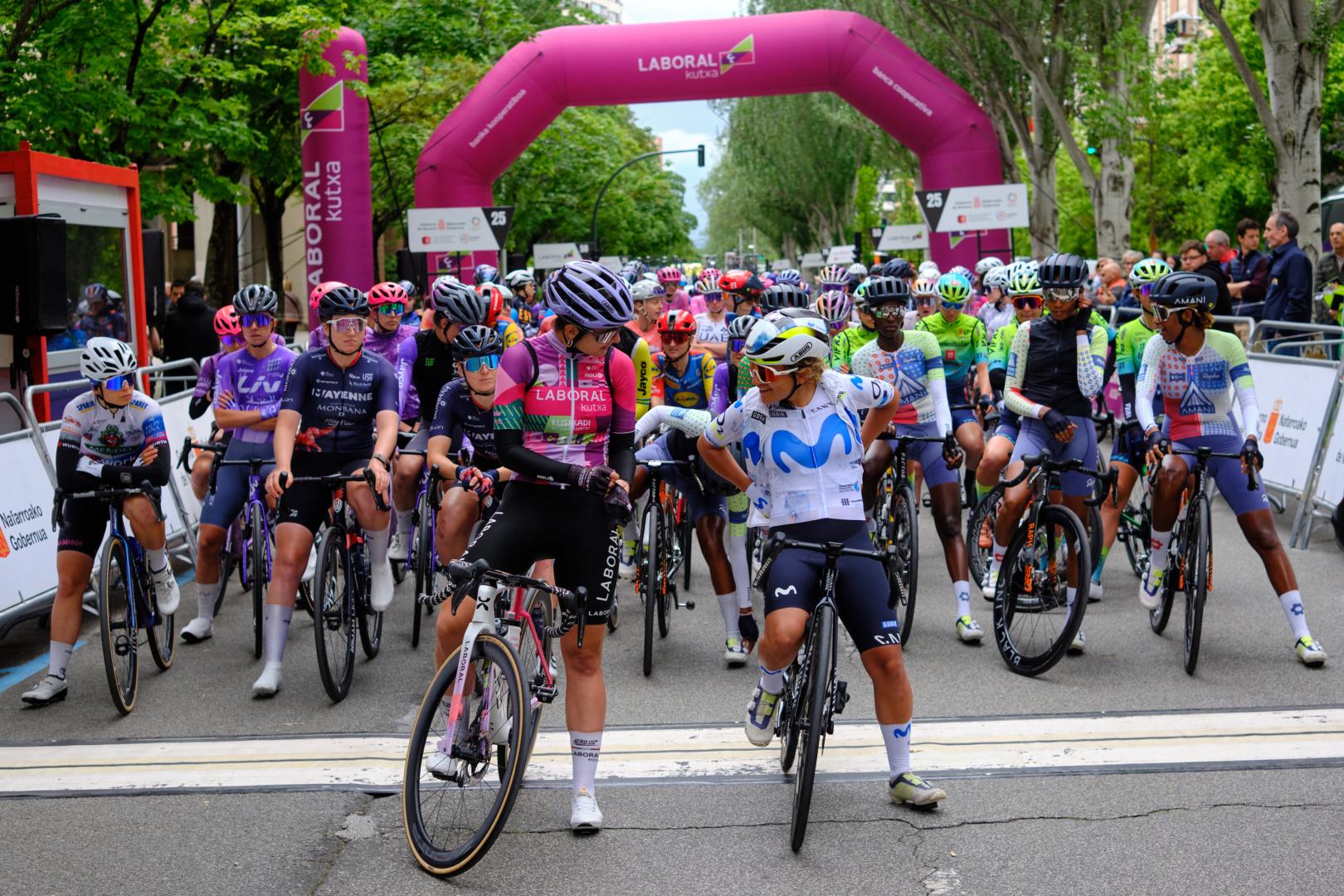 Idoia Eraso y Paula Ostiz, en la salida de la pasada edición de la Navarra Womens Classic.
