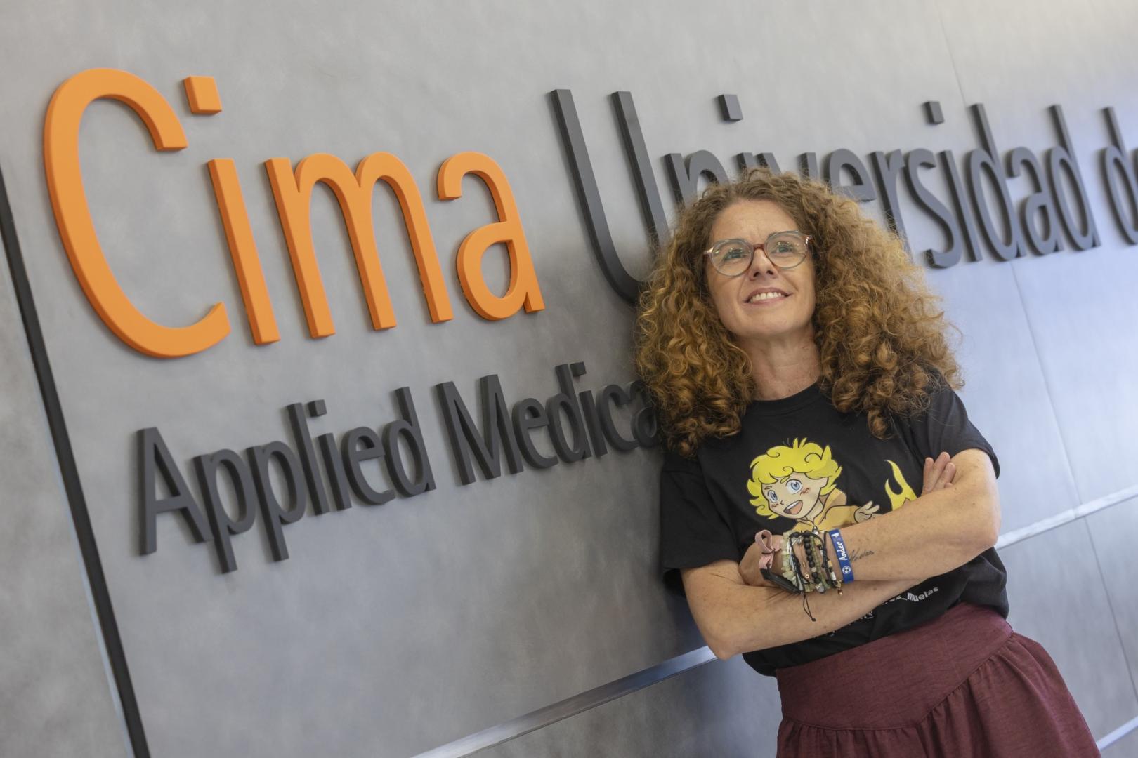 La murciana Isabel Muela, presidenta de la Fundación Martín Álvarez Muelas, frente al Centro de Investigación Médica Aplicada (CIMA) de la Universidad de Navarra, en Pamplona.