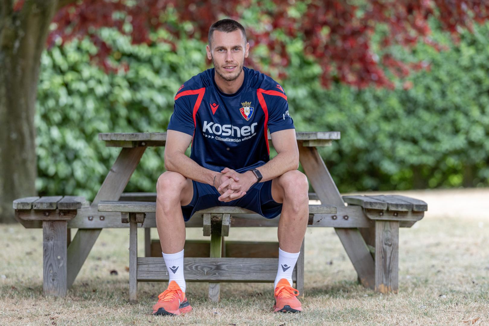 Jonathan Dubasin, delantero de Osasuna, durante la concentración en Inglaterra