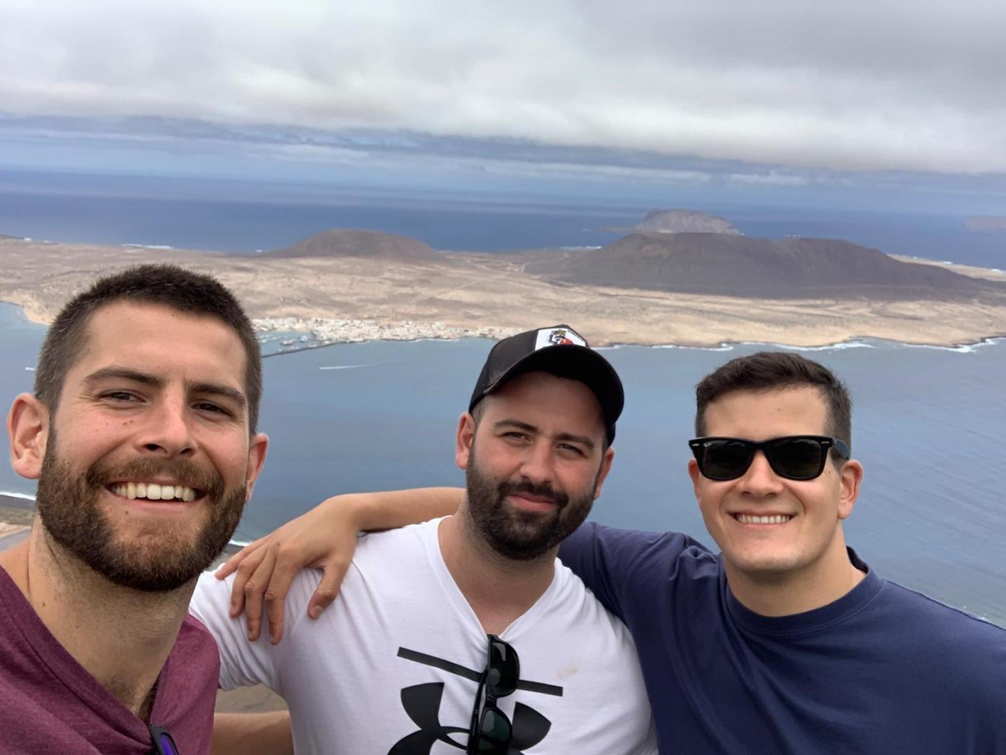 Antonio Bazán, en el Mirador del Río, con La Graciosa de fondo junto a sus amigos Pablo Galech e Íñigo Gascó.