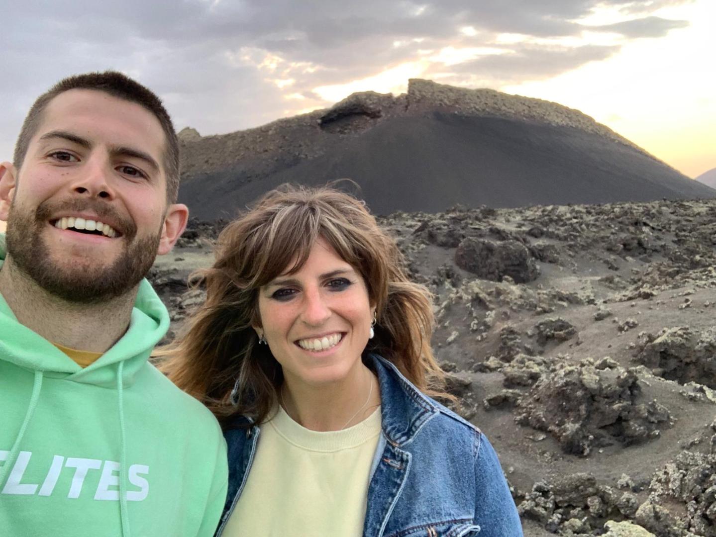 Antonio Bazán, junto a su hermana Marta en el Volcán del Cuervo.