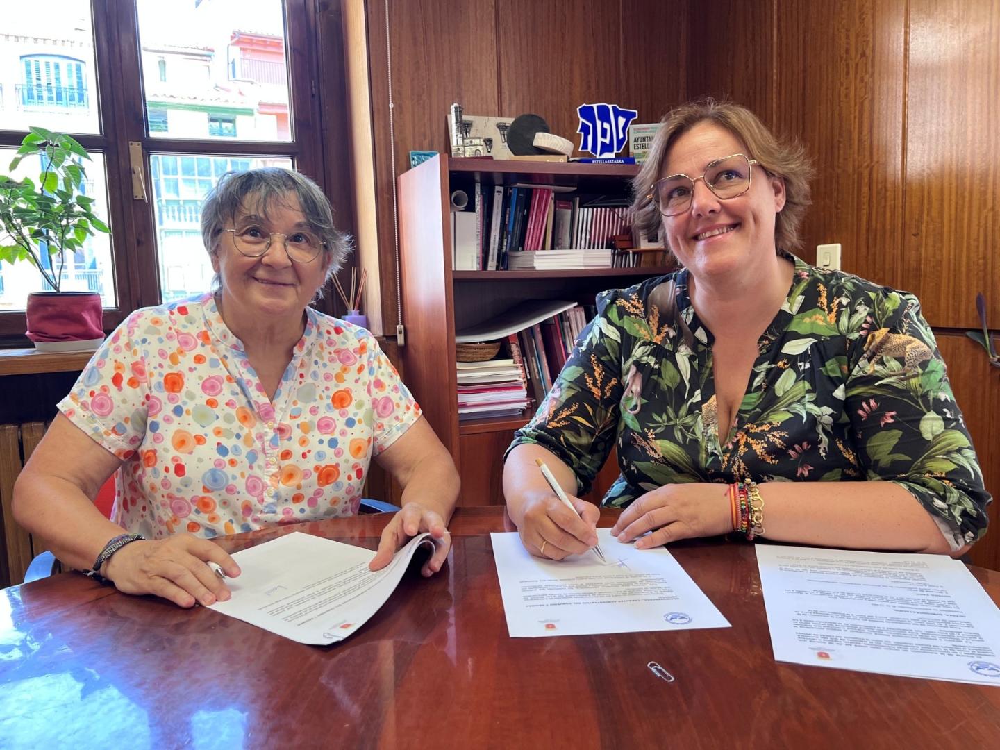 María Soledad Villar, en representación del Banco de Alimentos, y la alcaldesa, Marta Ruiz de Alda, durante la firma del convenio.