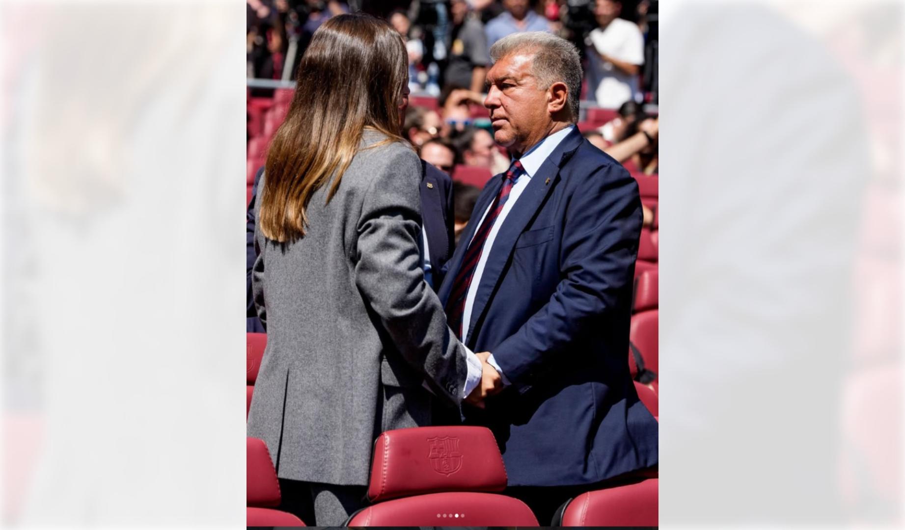 El presidente del F.C. Barcelona, Joan Laporta, junto a Alexia Putellas durante el homenaje a la futbolista tras su marcha del club