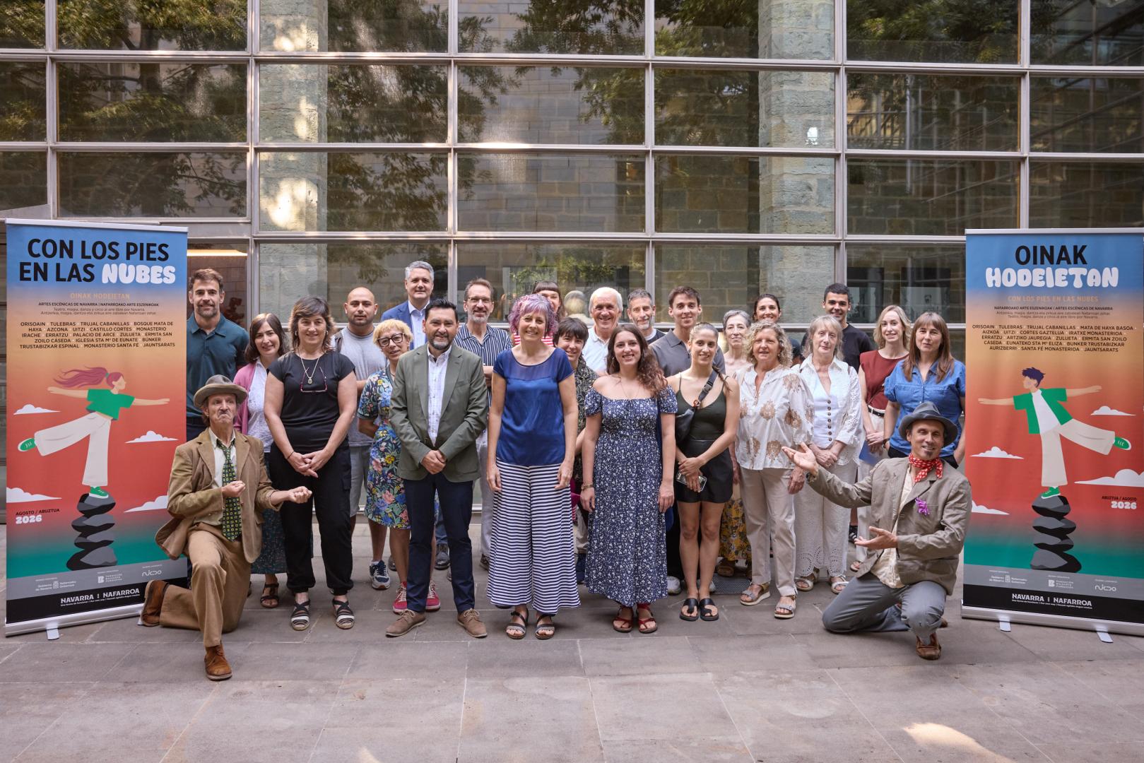 Foto de familia de los organizadores del ciclo junto a autoridades y alcaldes de los pueblos elegidos.