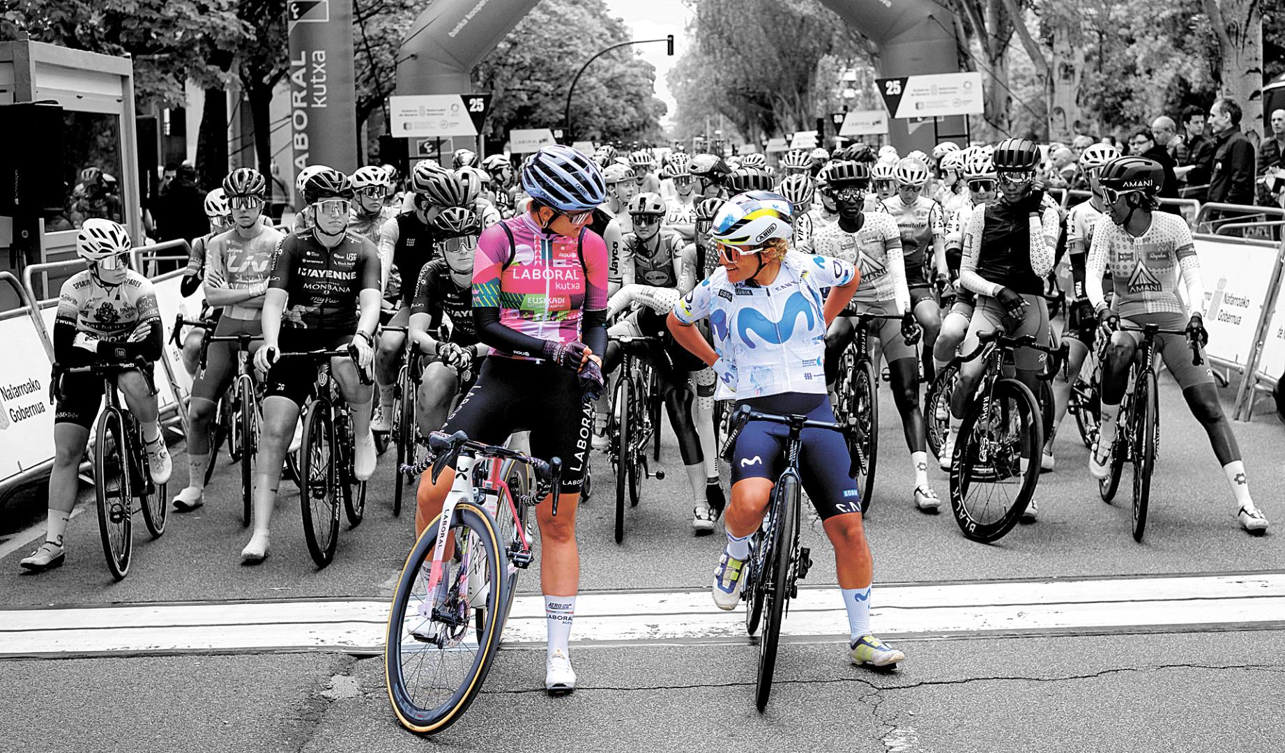 Idoia Eraso, a la izquierda, y Paula Ostiz, a la derecha, las dos navarras del Tour 2026 en la salida de la Navarra Womens Classic 2026