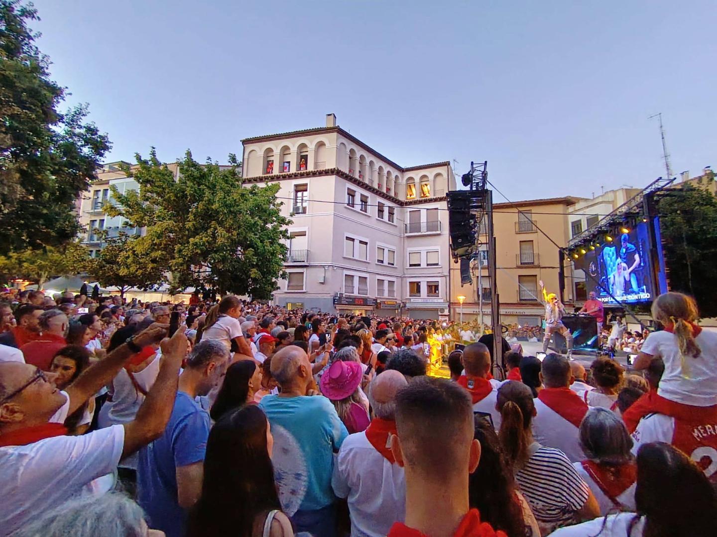 La calle Herrerías se llenó de público para ver la actuación de Leticia Sabater