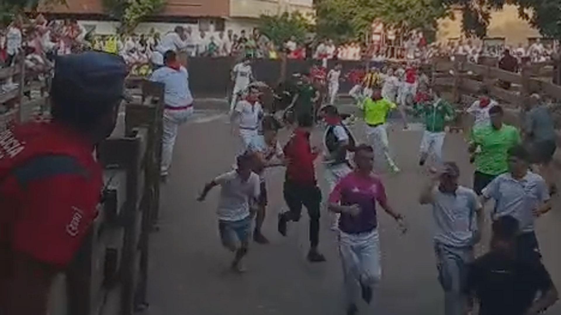 Vídeo de la manada pasando por encima de unos mozos caídos al comienzo de la bajada al callejón en el quinto encierro de fiestas de Tudela 2026