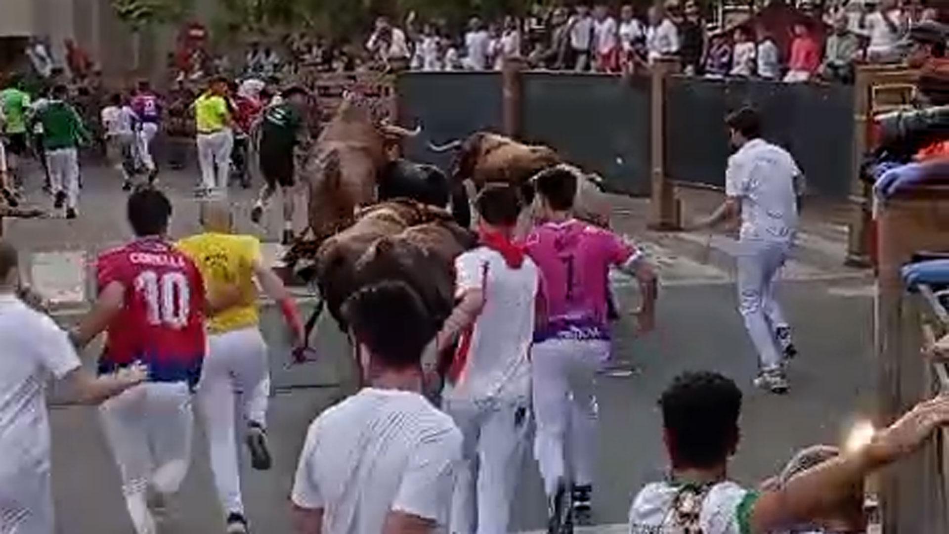 Vídeo de los toros saltando a varios corredores caídos en la curva de entrada al callejón en el quinto encierro de Tudela