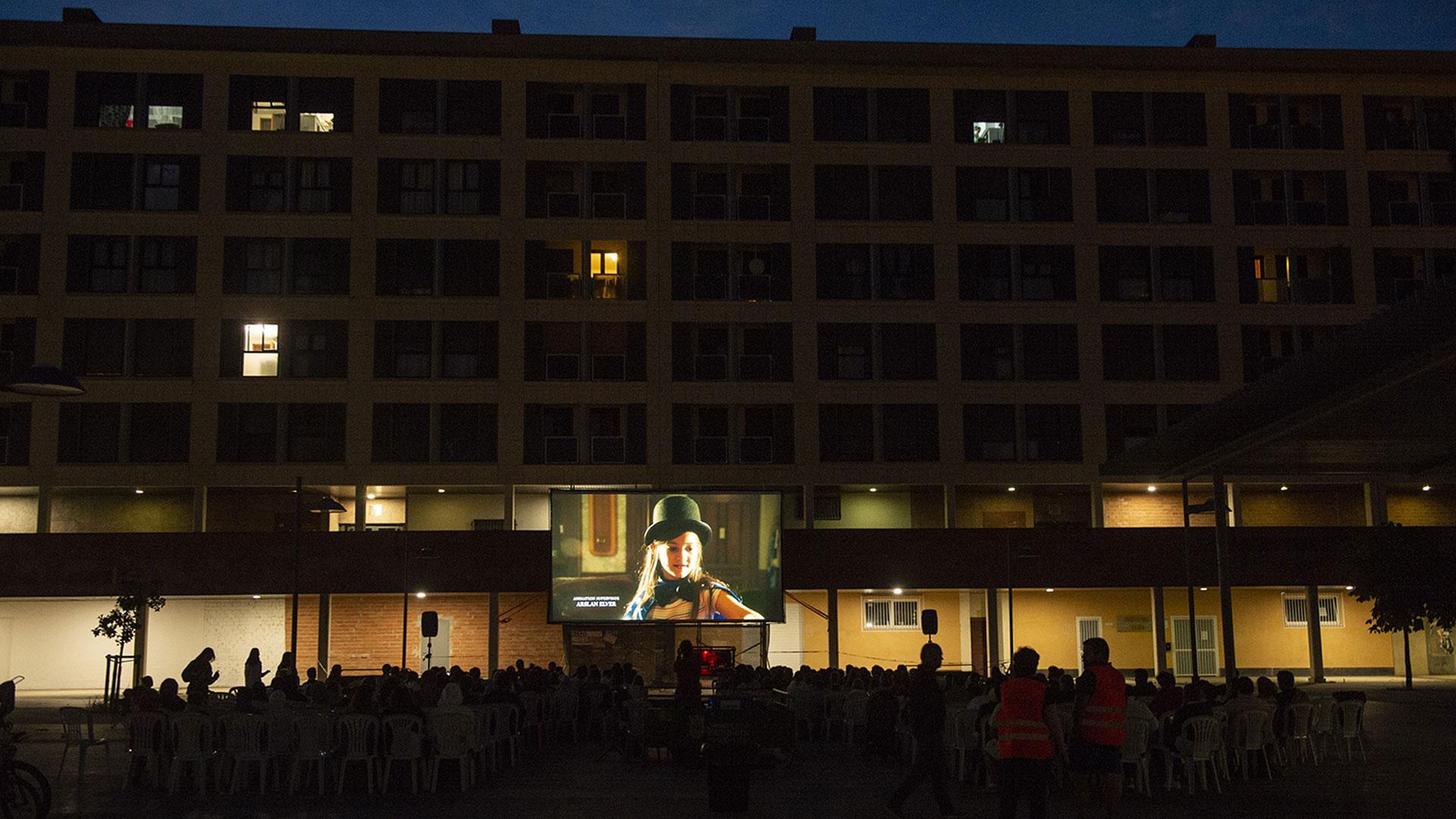 Proyección de una película del ciclo 'Noches de cine' del Ayuntamiento de Pamplona