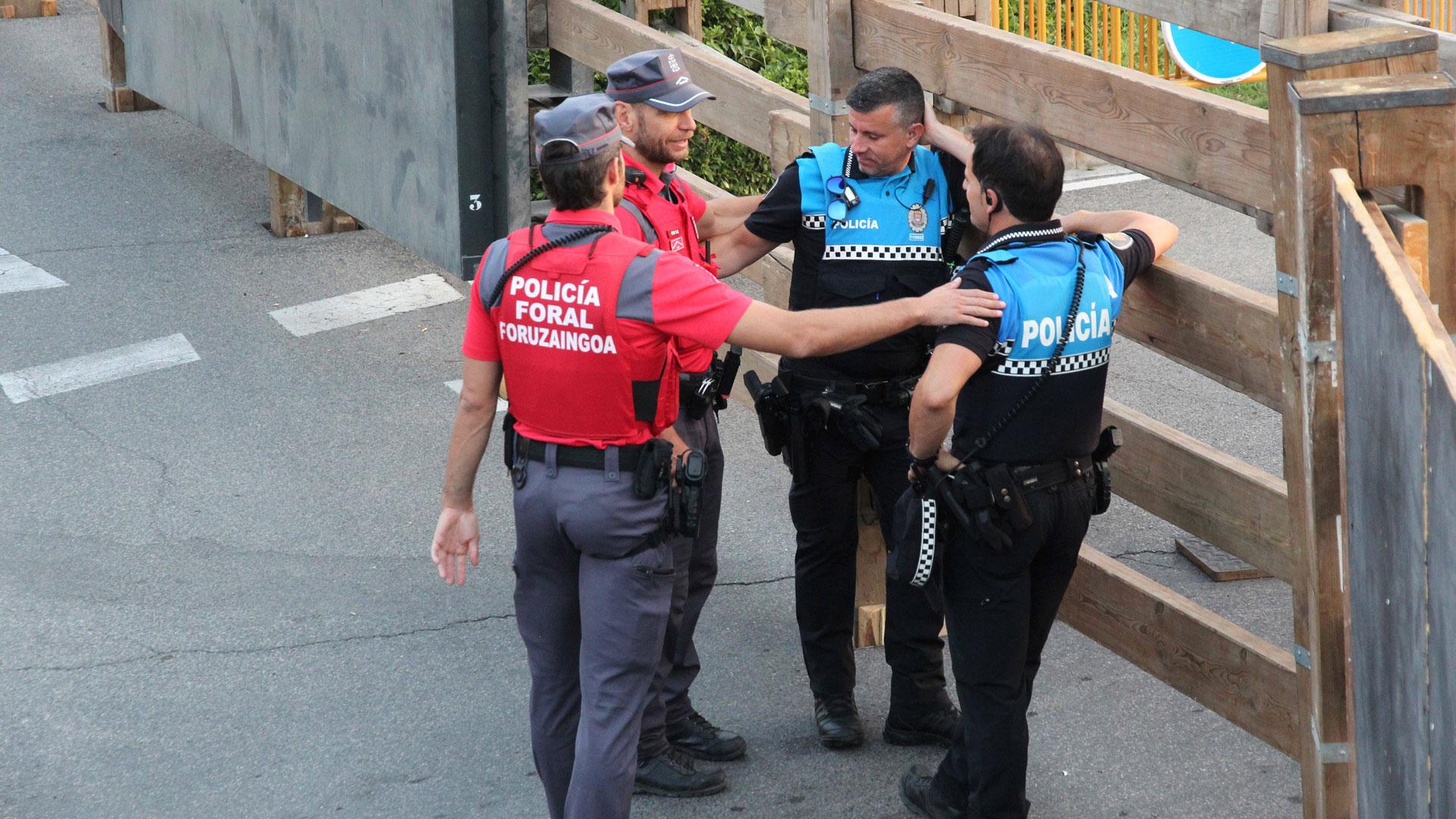 Varios agentes de la Policía Foral y de la Policía Local de Tudela, durante las fiestas de Santa Ana