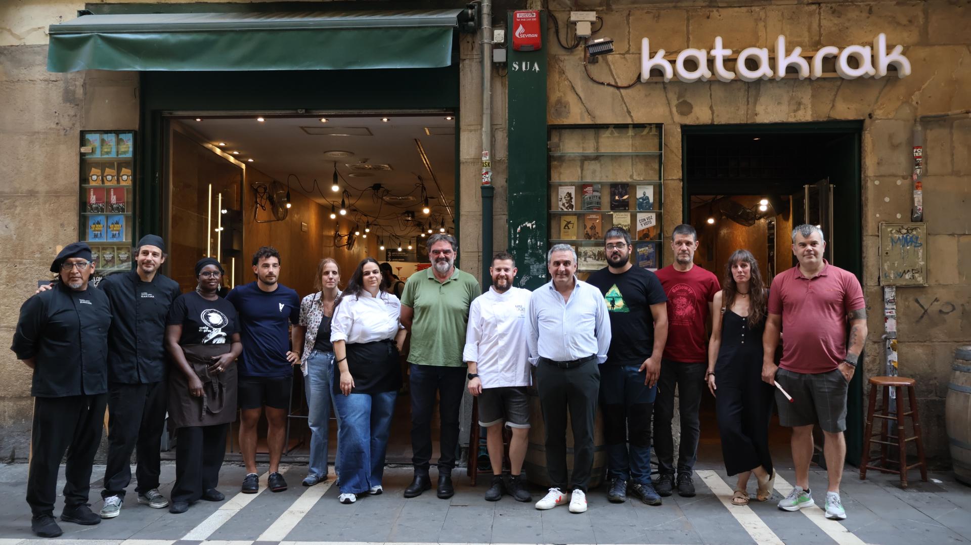 Productores_as_cocineros_as y representantes de Reyno Gourmet y Anapeh en el acto de presentacion de la segunda edición del proyecto De la tierra al plato