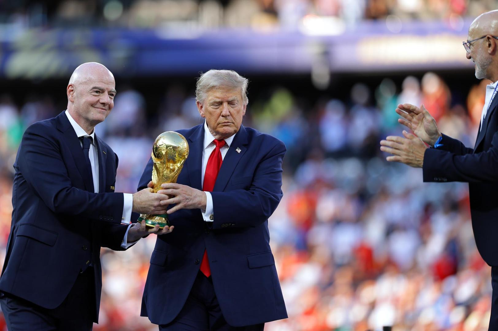 Gianni Infantino, presidente de la FIFA, junto a Donald Trump, presidente de Estados Unidos, en el acto de la entrega de la Copa del Mundo a España en el Mundial 2026