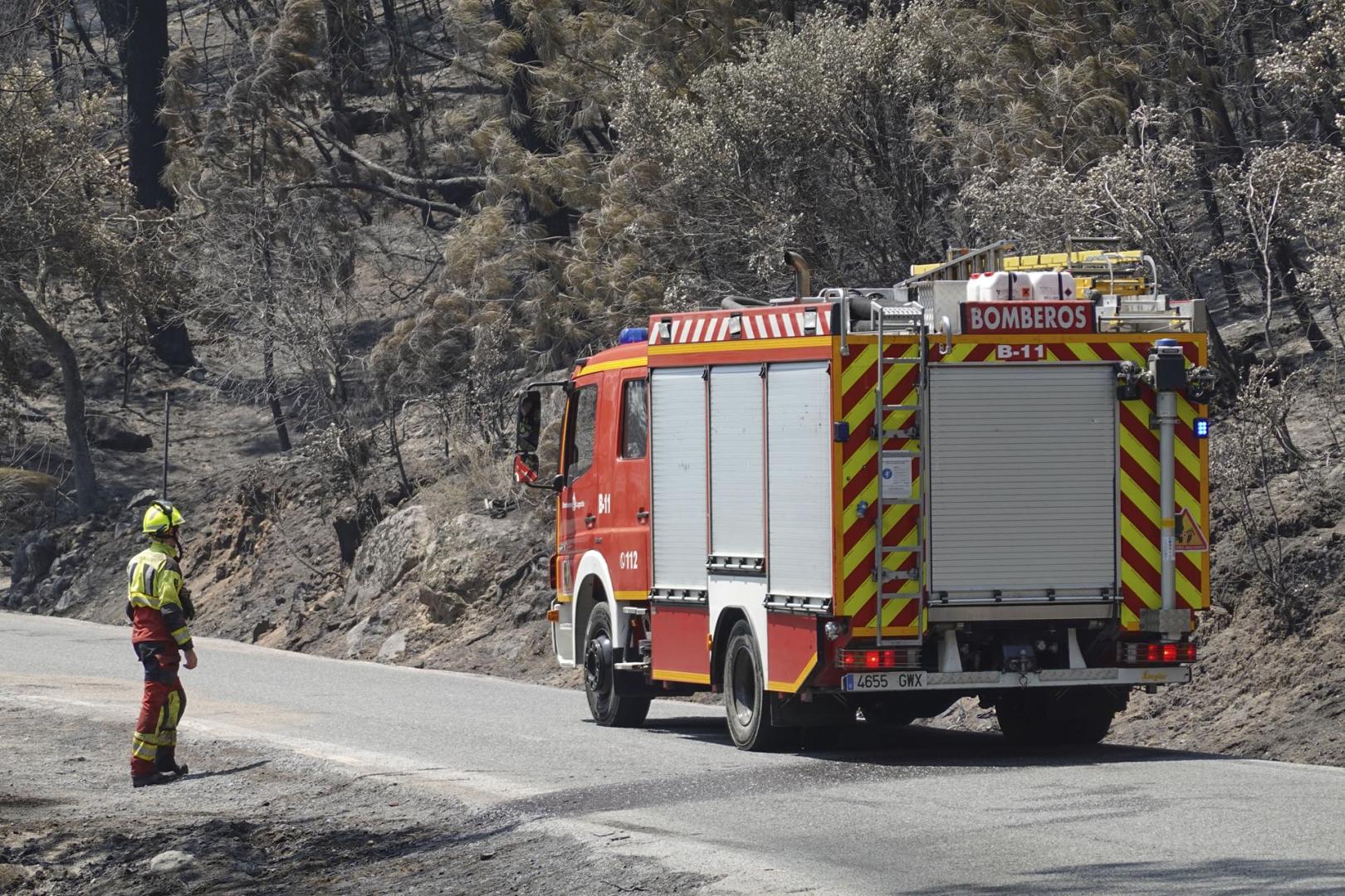 Un camión de bomberos trabaja en la superficie arrasada en Casavieja (Ávila)