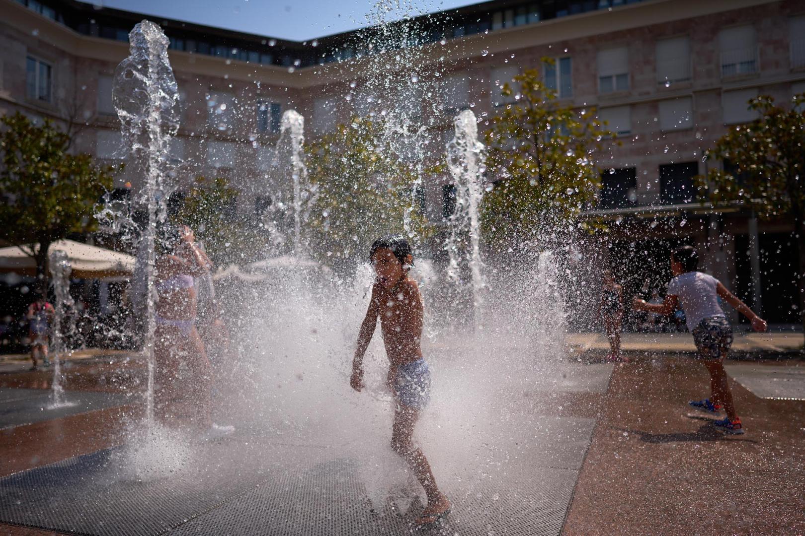 Las fuentes, la sombra, el río, bañarse... Toda opción es buena con el fin de evitar las altas temperaturas que azotan a Pamplona este miércoles, 29 de julio.