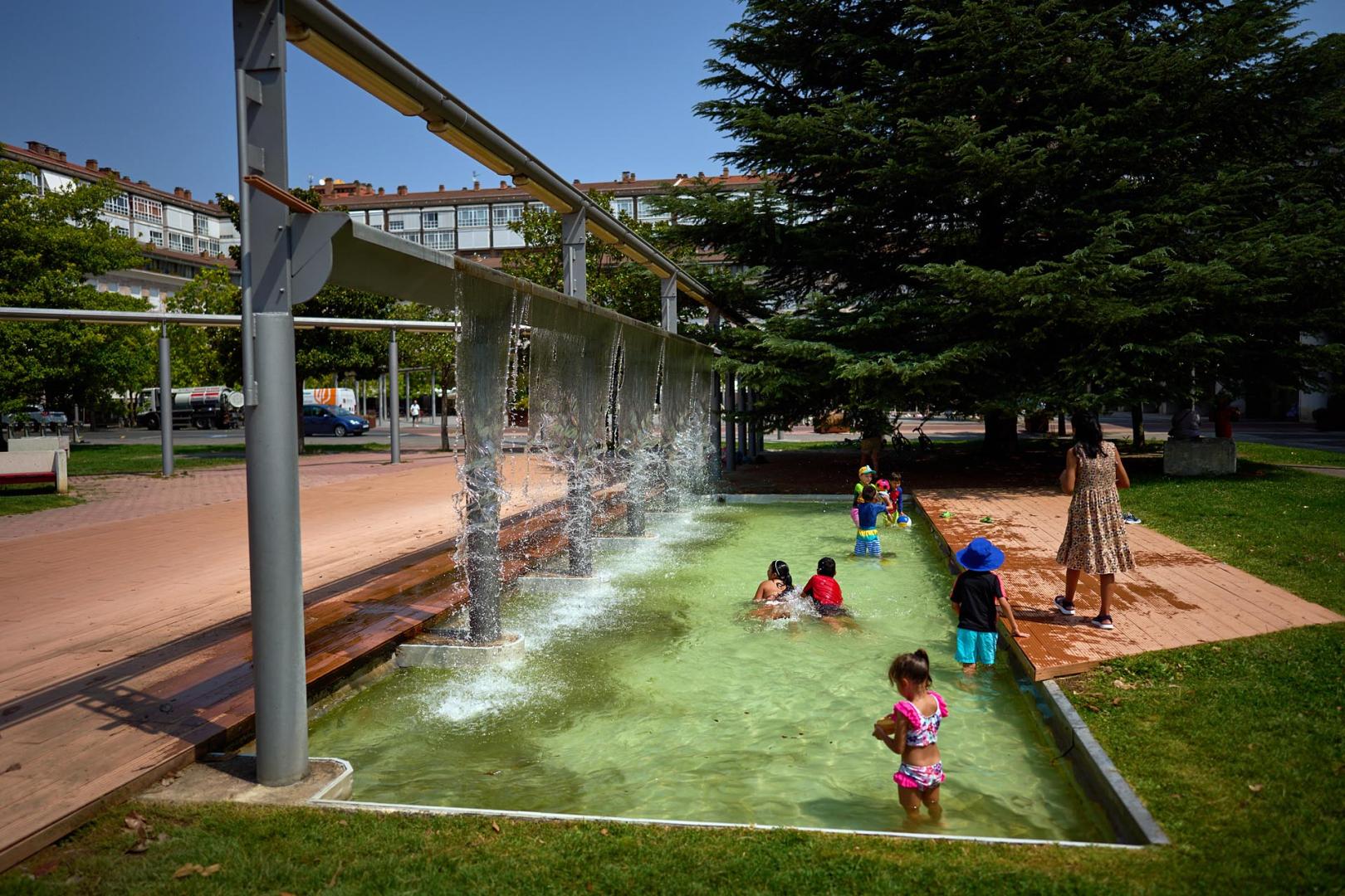 Las fuentes, la sombra, el río, bañarse... Toda opción es buena con el fin de evitar las altas temperaturas que azotan a Pamplona este miércoles, 29 de julio.