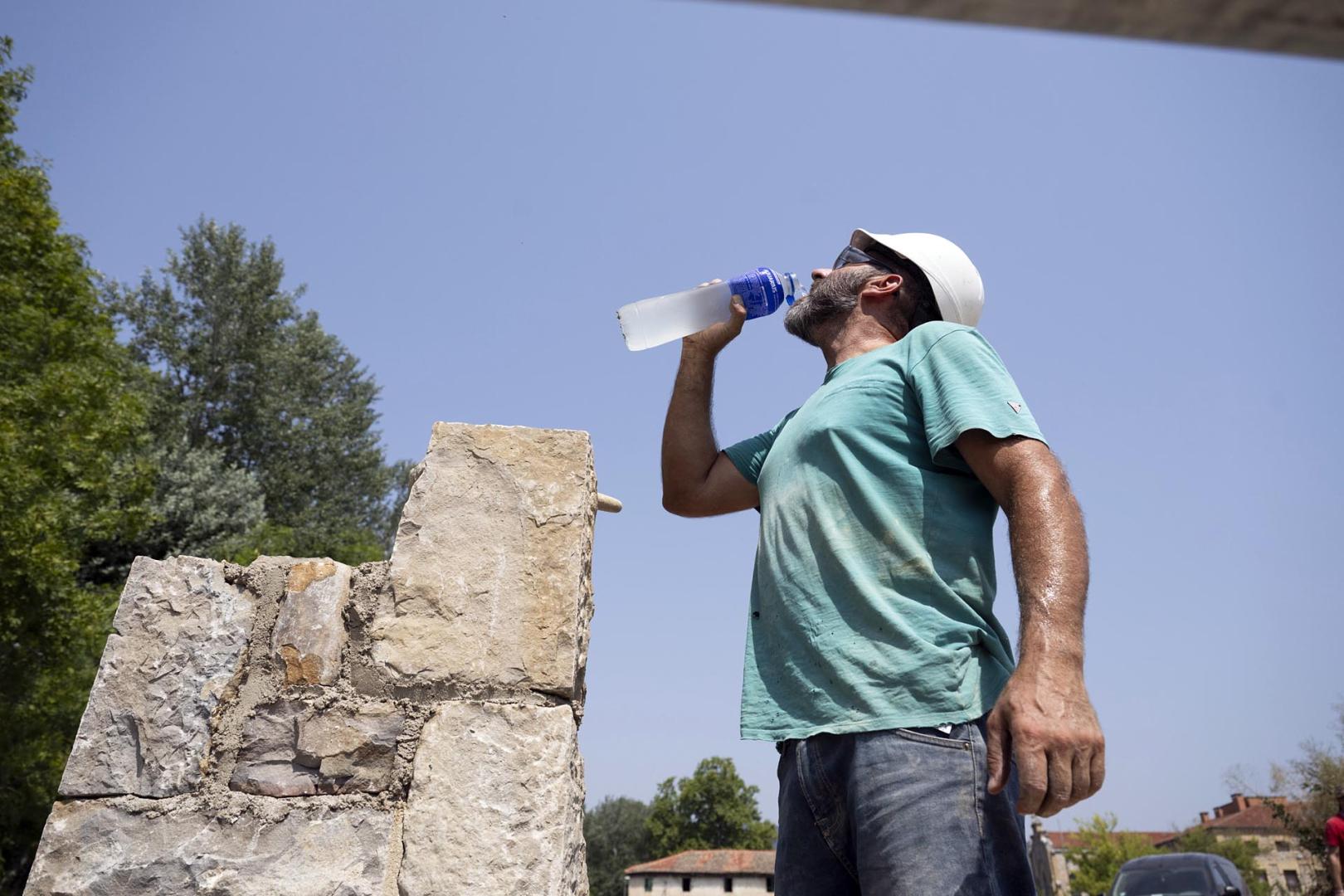 Las fuentes, la sombra, el río, bañarse... Toda opción es buena con el fin de evitar las altas temperaturas que azotan a Pamplona este miércoles, 29 de julio.