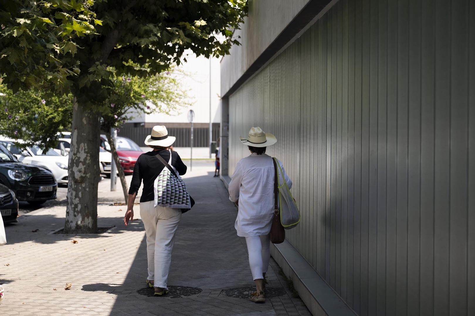 Las fuentes, la sombra, el río, bañarse... Toda opción es buena con el fin de evitar las altas temperaturas que azotan a Pamplona este miércoles, 29 de julio.