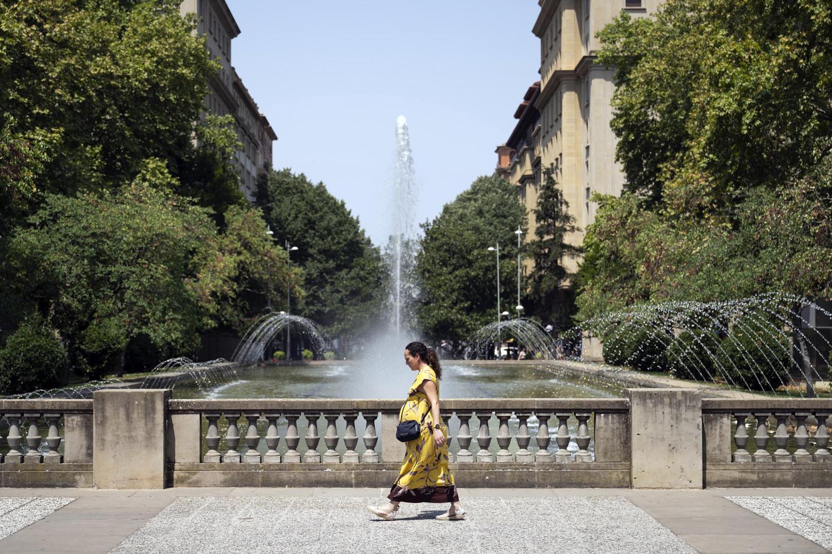 Las fuentes, la sombra, el río, bañarse... Toda opción es buena con el fin de evitar las altas temperaturas que azotan a Pamplona este miércoles, 29 de julio.