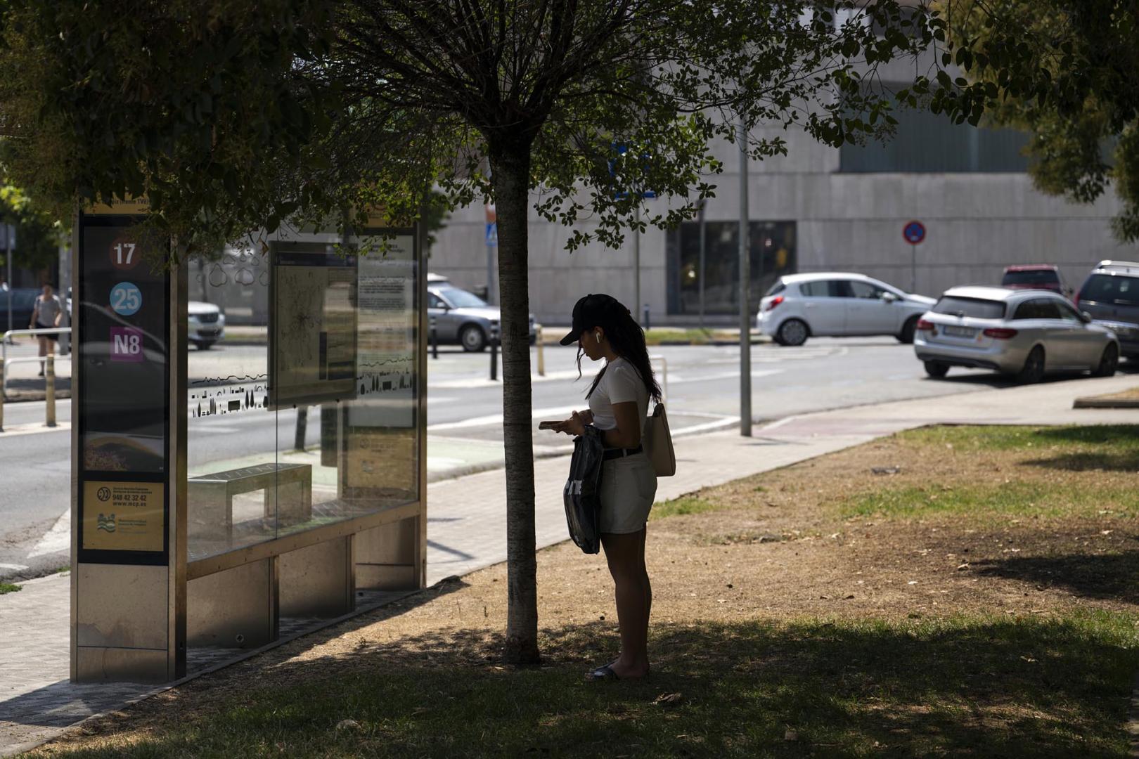 Las fuentes, la sombra, el río, bañarse... Toda opción es buena con el fin de evitar las altas temperaturas que azotan a Pamplona este miércoles, 29 de julio.